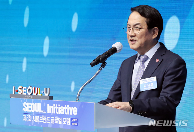 [서울=뉴시스] 이영환 기자 = 김유경 한국외대 미디어커뮤니케이션학부 교수가 28일 오후 서울 중구 서울시민청 태평홀 화상회의 전용 스튜디오 서울온(ON)에서 열린 제 5회 서울브랜드 글로벌 포럼에서 기조연설을 하고 있다. 이번 포럼은 서울 이니셔티브(SEOUL Initiative) - 신(新) 글로벌 시대의 도시 리더십(The Future of City Leadership)을 주제로 열렸다. 2020.10.28.&nbsp; 20hwan@newsis.com