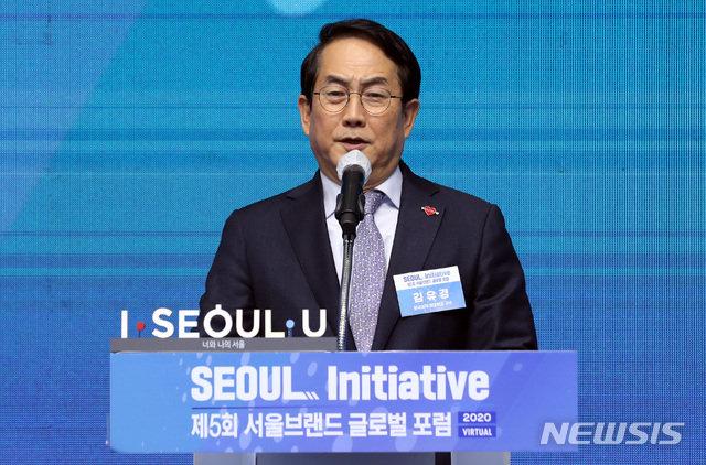 [서울=뉴시스] 이영환 기자 = 김유경 한국외대 미디어커뮤니케이션학부 교수가 28일 오후 서울 중구 서울시민청 태평홀 화상회의 전용 스튜디오 서울온(ON)에서 열린 제 5회 서울브랜드 글로벌 포럼에서 기조연설을 하고 있다. 이번 포럼은 서울 이니셔티브(SEOUL Initiative) - 신(新) 글로벌 시대의 도시 리더십(The Future of City Leadership)을 주제로 열렸다. 2020.10.28. 20hwan@newsis.com