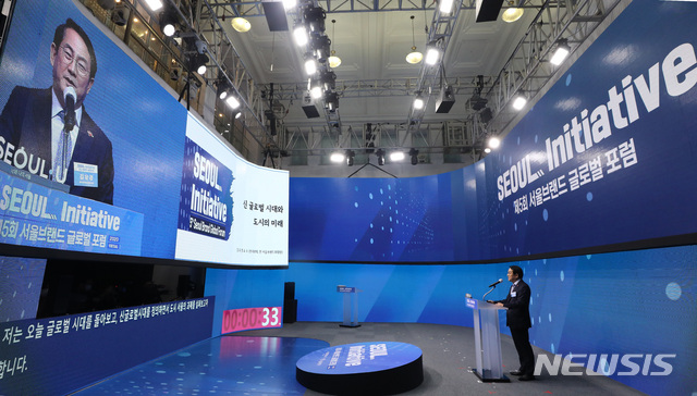 [서울=뉴시스] 이영환 기자 = 김유경 한국외대 미디어커뮤니케이션학부 교수가 28일 오후 서울 중구 서울시민청 태평홀 화상회의 전용 스튜디오 서울온(ON)에서 열린 제 5회 서울브랜드 글로벌 포럼에서 기조연설을 하고 있다. 이번 포럼은 서울 이니셔티브(SEOUL Initiative) - 신(新) 글로벌 시대의 도시 리더십(The Future of City Leadership)을 주제로 열렸다. 2020.10.28.&nbsp; 20hwan@newsis.com