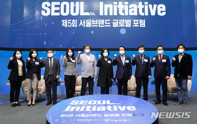 [서울=뉴시스] 이영환 기자 = 28일 오후 서울 중구 서울시민청 태평홀 화상회의 전용 스튜디오 서울온(ON)에서 열린 제 5회 서울브랜드 글로벌 포럼에서 행사 시작을 앞두고 박진영 서울시 시민소통기획관, 김유경 한국외대 미디어커뮤니케이션학부 교수, 임혜빈 광운대 산업심리학과 교수, 김주호 2018 평창동계올림픽 조직위원회 부위원장 등이 기념촬영을 하고 있다. 이번 포럼은 서울 이니셔티브(SEOUL Initiative) - 신(新) 글로벌 시대의 도시 리더십(The Future of City Leadership)을 주제로 열렸다. 2020.10.28. 20hwan@newsis.com