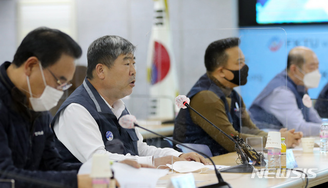 [서울=뉴시스] 전진환 기자 =김동명 한국노총 위원장이 28일 오후 간담회를 위해 서울 영등포구 한국노총을 방문한 김종인 국민의힘 비상대책위원장에게 인사말을 하고 있다. 2020.10.28.&nbsp; amin2@newsis.com