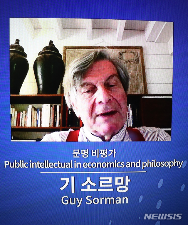 [서울=뉴시스] 이영환 기자 = 문명 비평가 기 소르망이 28일 오후 서울 중구 서울시민청 태평홀 화상회의 전용 스튜디오 서울온(ON)에서 열린 제 5회 서울브랜드 글로벌 포럼 세션1에서 강연을 하고 있다. 이번 포럼은 서울 이니셔티브(SEOUL Initiative) - 신(新) 글로벌 시대의 도시 리더십(The Future of City Leadership)을 주제로 열렸다. 2020.10.28. 20hwan@newsis.com
