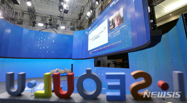 [서울=뉴시스] 이영환 기자 = 문명 비평가 기 소르망이 28일 오후 서울 중구 서울시민청 태평홀 화상회의 전용 스튜디오 서울온(ON)에서 열린 제 5회 서울브랜드 글로벌 포럼 세션1에서 강연을 하고 있다. 이번 포럼은 서울 이니셔티브(SEOUL Initiative) - 신(新) 글로벌 시대의 도시 리더십(The Future of City Leadership)을 주제로 열렸다. 2020.10.28. 20hwan@newsis.com