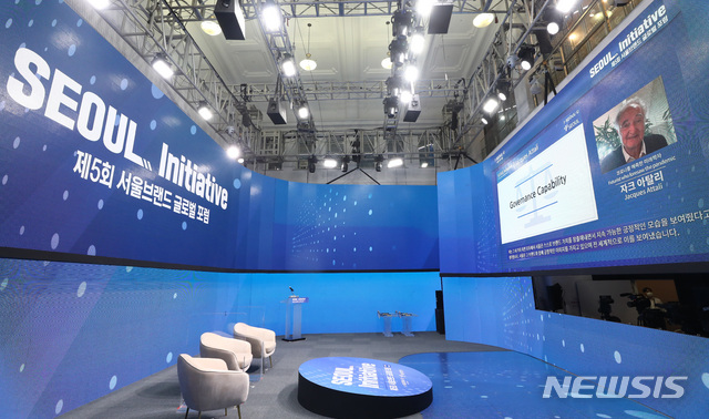 [서울=뉴시스] 이영환 기자 = 미래 경제학자 자크 아탈리가 28일 오후 서울 중구 서울시민청 태평홀 화상회의 전용 스튜디오 서울온(ON)에서 열린 제 5회 서울브랜드 글로벌 포럼 세션1에서 강연을 하고 있다. 이번 포럼은 서울 이니셔티브(SEOUL Initiative) - 신(新) 글로벌 시대의 도시 리더십(The Future of City Leadership)을 주제로 열렸다. 2020.10.28. 20hwan@newsis.com