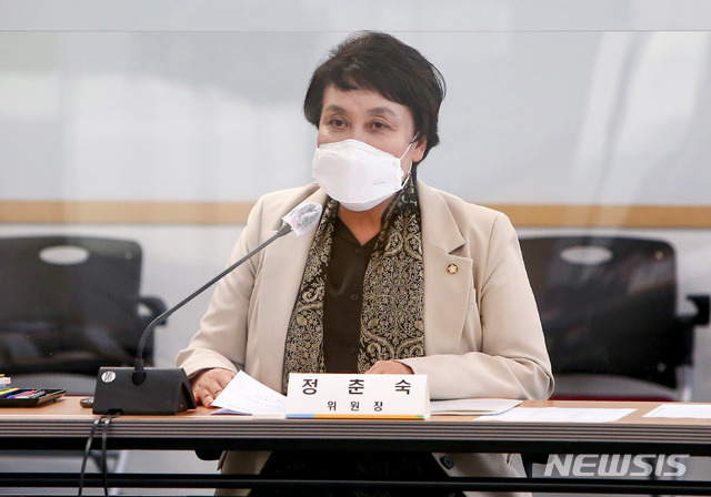 [서울=뉴시스]김선웅 기자 = 28일 서울 중구 중구 디지털성범죄피해자지원센터에서 열린 국회 여성가족위원회 국정감사 현장시찰에서 정춘숙 위원장이 발언하고 있다. (공동취재사진) 2020.10.28.  photo@newsis.com