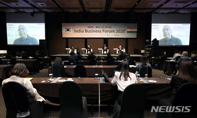 [서울=뉴시스]이윤청 기자 = 디팍 바글라 인베스트인디아 CEO가 28일 서울 중구 플라자호텔 별관 그랜드볼룸에서 열린 제1회 인도 경제 포럼에서 영상을 통해 기조연설을 하고 있다. 2020.10.28. radiohead@newsis.com
