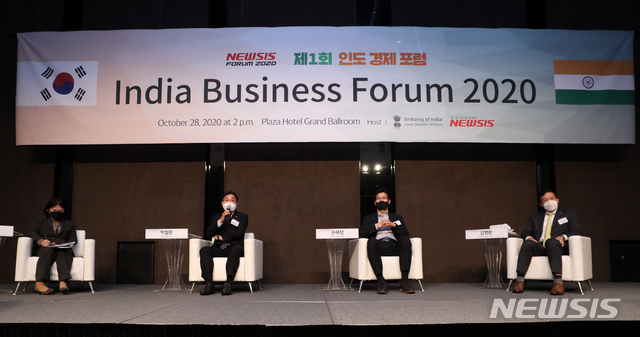 [서울=뉴시스]이윤청 기자 = 송경진(왼쪽부터) FN 글로벌 이슈센터장, 박철문 CJ대한통운 해외사업개발본부장, 손해성 효성티앤씨 상무, 김영환 미래에셋자산운용 상무가 28일 서울 중구 플라자호텔 별관 그랜드볼룸에서 열린 제1회 인도 경제 포럼에서 '뉴 인도'에 대한 투자 방안을 주제로 패널토론을 하고 있다. 2020.10.28. radiohead@newsis.com