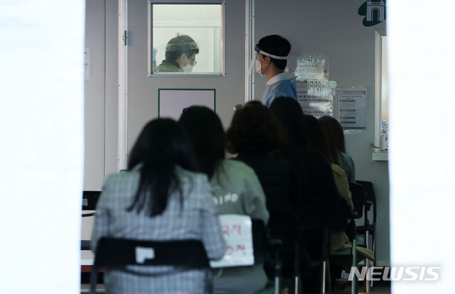 [서울=뉴시스]홍효식 기자 = 서대문구 보건소 직원 2명이 신종 코로나바이러스 감염증(코로나19) 확진 판정을 받은 28일 오후 서울 서대문구 보건소 인근에 마련된 선별진료소에서 시민 등이 코로나19 검사를 받기 위해 대기하고 있다. 2020.10.28. yesphoto@newsis.com