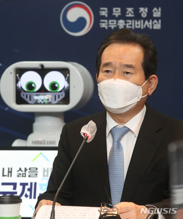 [고양=뉴시스]김명원 기자 = 정세균 국무총리가 28일 경기 고양시 킨텍스에서 열린 로봇산업 규제혁신 현장대화에 참석해 발언하고 있다. 2020.10.28. kmx1105@newsis.com