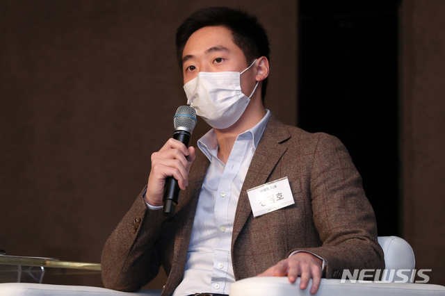 [서울=뉴시스]이윤청 기자 = 장필호 파워킥 대표가 28일 서울 중구 플라자호텔 별관 그랜드볼룸에서 열린 제1회 인도 경제 포럼, '코로나19 이후 디지털 경제에서 한-인도의 강점 활용' 주제 패널토론에서 발언하고 있다. 2020.10.28.&nbsp; radiohead@newsis.com