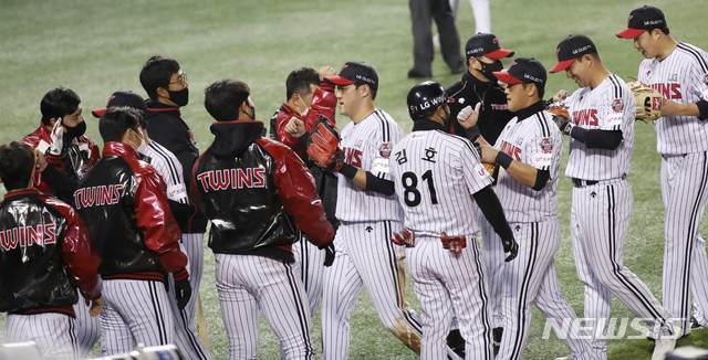 [서울=뉴시스] 조수정 기자 = 28일 오후 서울 송파구 잠실야구장에서 열린 2020 신한은행 SOL KBO리그 LG 트윈스와 한화 이글스 경기, 4회초 2사 1,2루 장운호 좌익수 안타 때 2루주자 이해창을 홈 아웃시킨 LG 김현수가 동료들과 환호하고 있다. 2020.10.28.&nbsp; chocrystal@newsis.com