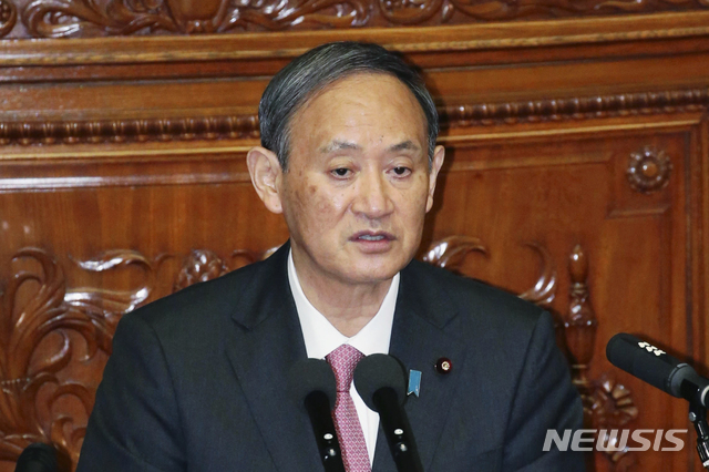[도쿄=AP/뉴시스] 스가 요시히데 일본 총리가 지난 28일 국회에서 열린 중의원 본회의에서 발언하고 있다. 2020.10.29. 