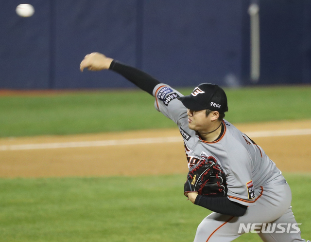 [서울=뉴시스] 조수정 기자 = 28일 오후 서울 송파구 잠실야구장에서 열린 2020 신한은행 SOL KBO리그 LG 트윈스와 한화 이글스 경기, 연장 10회 말 한화 투수 김진영이 역투하고 있다. 2020.10.28.&nbsp; chocrystal@newsis.com
