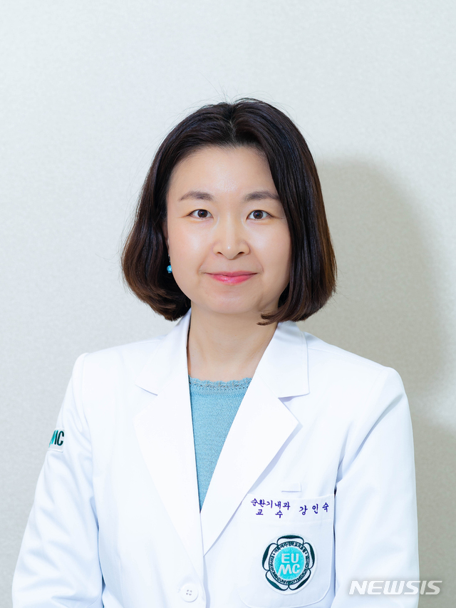 [서울=뉴시스] 이대목동병원 순환기내과 강인숙 교수는 29일 칼럼을 통해 '타비(TAVI)' 시술로 알려진 ‘경피적 대동맥판막 치환술’에 대해 소개했다.(사진 : 이대목동병원 제공). 2020.10.29.