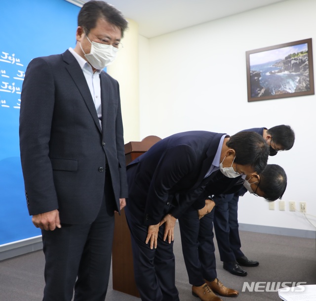 [제주=뉴시스] 양영전 기자 = 제주관광공사 임직원들이 29일 오전 제주웰컴센터 기자실에서 창립 이래 최대 경영위기를 맞은 데 대해 도민에게 사과하며 고개를 숙이고 있다. 2020.10.29. 0jeoni@newsis.com