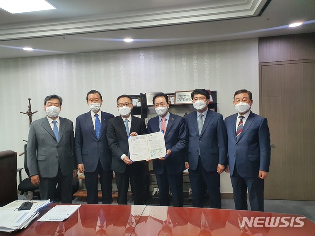 [예산=뉴시스]&nbsp; 홍문표·성일종 국회의원과 황선봉 예산군수, 맹정호 서산시장, 가세로 태안군수 등은 국토교통부 장관에게 내포철도 구축의 절실함을 담은 입장문을 전달하고 있다. 