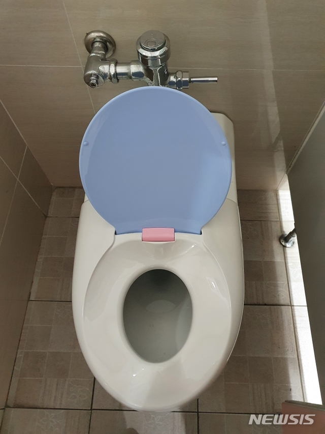 [서울=뉴시스] 서울 금천구 공중화장실에 유아·성인겸용 변기커버가 설치된 모습. (사진=서울 금천구 제공) 2020.10.29. photo@newsis.com