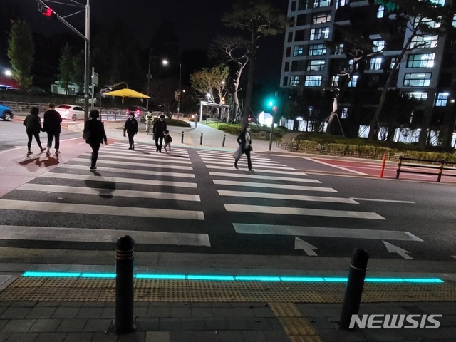 [서울=뉴시스] 서울 강동구의 LED바닥신호등. (사진=서울 강동구 제공) 2020.10.29. photo@newsis.com 