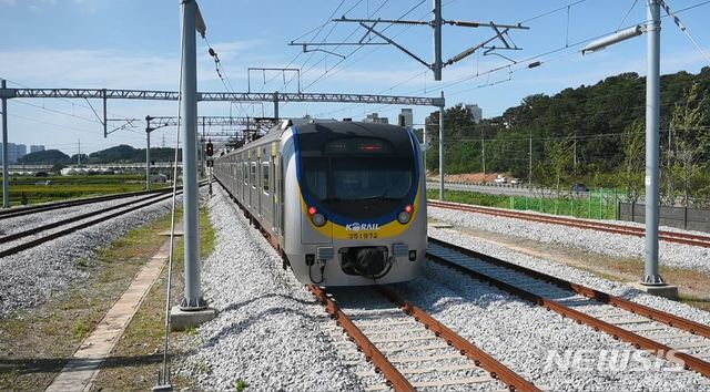 [서울=뉴시스] 3일 오전 서울 지하철 수인분당선 도곡역에서 정차 중이던 열차가 고장 나 승객 100여명이 하차했다. 2023.12.03. photo@newsis.com 