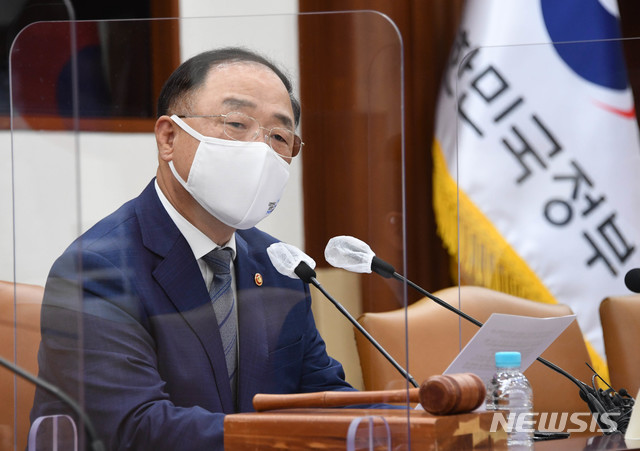 [세종=뉴시스] 홍남기 경제부총리 겸 기획재정부 장관이 29일 서울 광화문 정부서울청사에서 열린 '제1차 조달정책심의위원회'를 주재, 모두발언을 하고 있다.(사진=기획재정부)