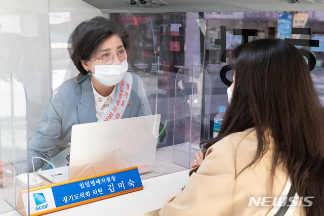 [수원=뉴시스]김미숙 경기도의원이 29일 군포 산본로데오거리 상점가에서 경기신용보증재단 일일명예지점장으로 현장 상담을 진행 중이다.(경기신보 제공)