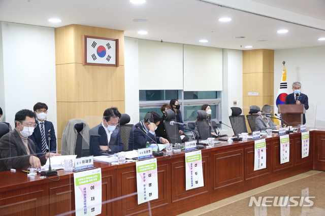 [서울=뉴시스] 홍정명 기자=박종훈(맨 오른쪽) 경상남도교육감이 29일 오후 서울 국회의원회관에서 열린 '기후위기·환경재난시대, 미래세대를 위한 포럼'에서 '미래세대를 위한 교육의 대전환'을 주제로 발표하고 있다.(사진=경남도교육청 제공) 2020.10.29. photo@newsis.com