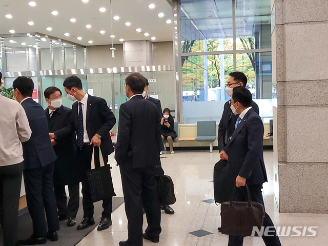 [서울=뉴시스]신항섭 기자 = 29일 오후 대신증권 임직원들이 여의도 금융감독원에서 열리는 라임 펀드 판매 관련 제재심의위원회에 참석하기 위해 출입증을 발급 받고 있다. hangseob@newsis.com