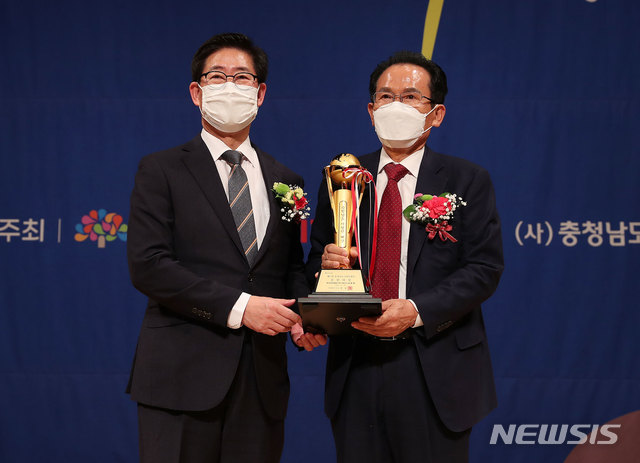 양승조 충남도지사(왼쪽)와 김현묵 데코리아제과 대표