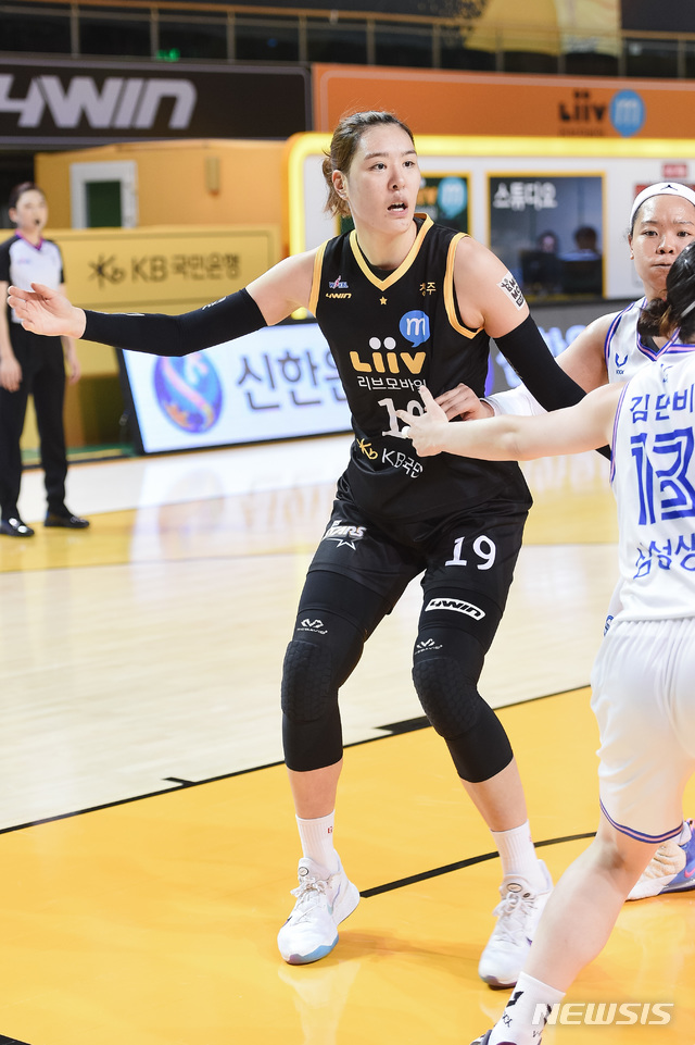 [서울=뉴시스]여자프로농구 청주 KB국민은행 박지수 (사진 = WKBL 제공)