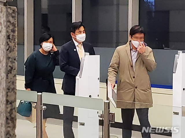 [서울=뉴시스]신항섭 기자 = 박정림 KB증권 대표이사와 윤경은 전 대표가 라임 펀드 판매 관련 제재심의위원회에 참석하게 위해 여의도 금융감독원 본원에 들어서고 있다. hangseob@newsis.com