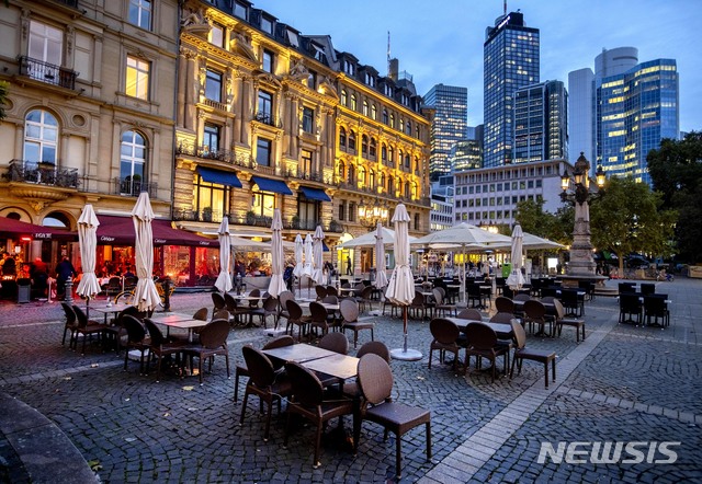  [프랑크푸르트=AP/뉴시스]28일(현지시간) 독일 프랑크푸르트의 오페라 광장에 빈 테이블과 의자가 놓여 있다. 앙겔라 메르켈 독일 총리는 코로나19 감염자가 급증하면서 11월 한 달간 부분 봉쇄를 선포했다. 독일의 코로나19 누적 확진자 수는 47만9621명, 사망자는 1만359명으로 집계됐다. 2020.10.29. 