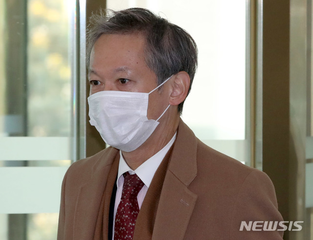 [서울=뉴시스] 박주성 기자 = 다키자키 시게키 일본 외무성 아시아대양주 국장이 29일 이도훈 한반도평화교섭본부장과 면담을 하기 위해 서울 외교부로 들어서고 있다. (공동취재사진) 2020.10.29. photo@newsis.com