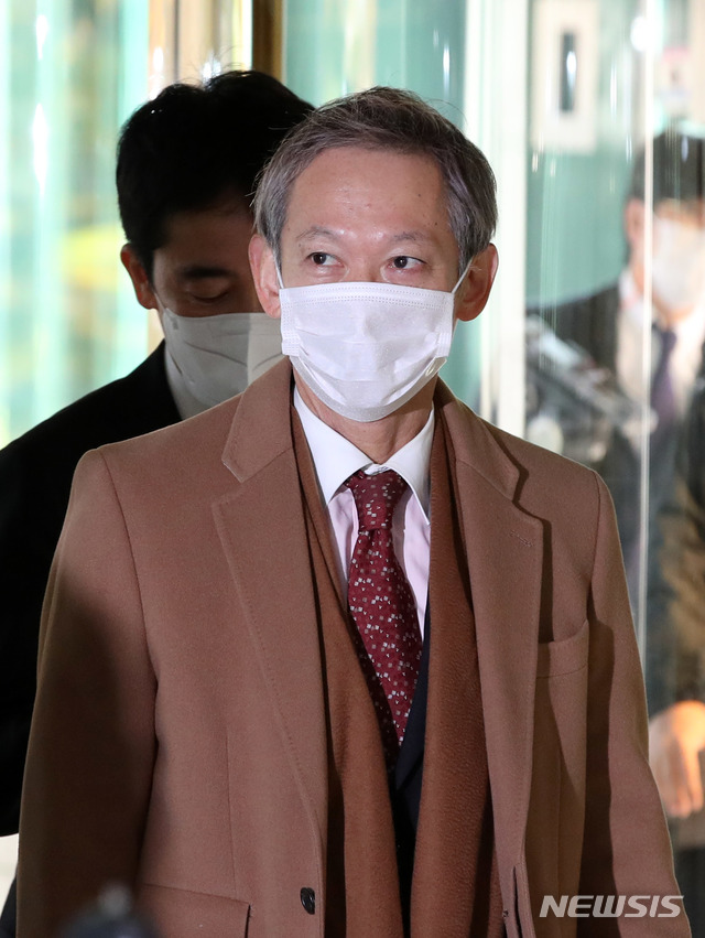 [서울=뉴시스] 박주성 기자 = 다키자키 시게키 일본 외무성 아시아대양주 국장이 29일 이도훈 한반도평화교섭본부장과 면담을 하기 위해 서울 외교부로 들어서고 있다. (공동취재사진) 2020.10.29. photo@newsis.com