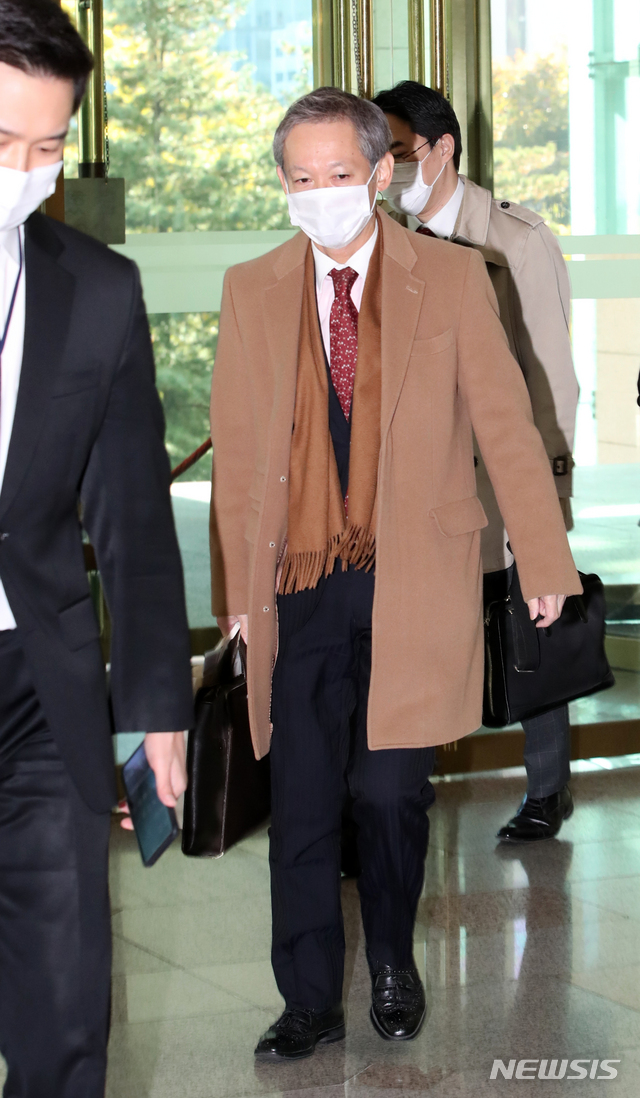 [서울=뉴시스] 박주성 기자 = 다키자키 시게키 일본 외무성 아시아대양주 국장이 지난 29일 오전 서울 종로구 외교부 청사에서 김정한 아시아태평양 국장과 비공개 한일 국장급 협의를 하기 위해 입장하고 있다. 2박 3일 일정으로 방한한 다키자키 국장은 외교부 당국자들을 만나 갈등 현안인 강제징용 배상 판결과 한중일 정상회의 등 한일관계 현안과 한반도 정세에 대해 논의할 예정이다. 2020.10.29. park7691@newsis.com