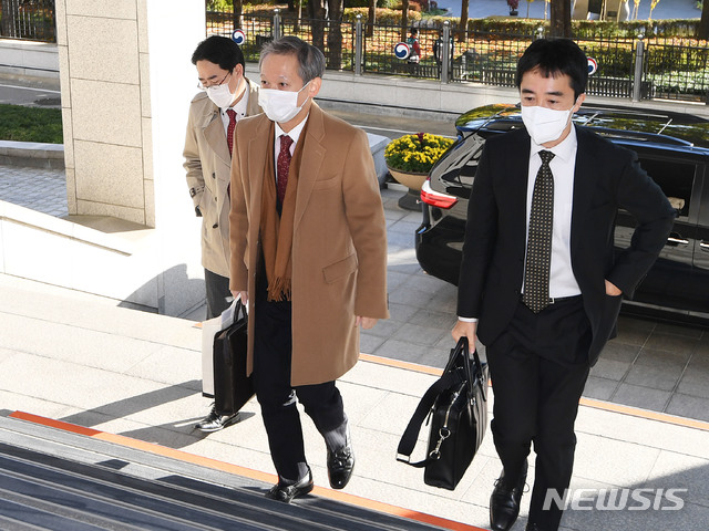 [서울=뉴시스] 박주성 기자 = 다키자키 시게키 일본 외무성 아시아대양주 국장이 29일 이도훈 한반도평화교섭본부장과 면담을 하기 위해 서울 외교부로 들어서고 있다. (공동취재사진) 2020.10.29. photo@newsis.com