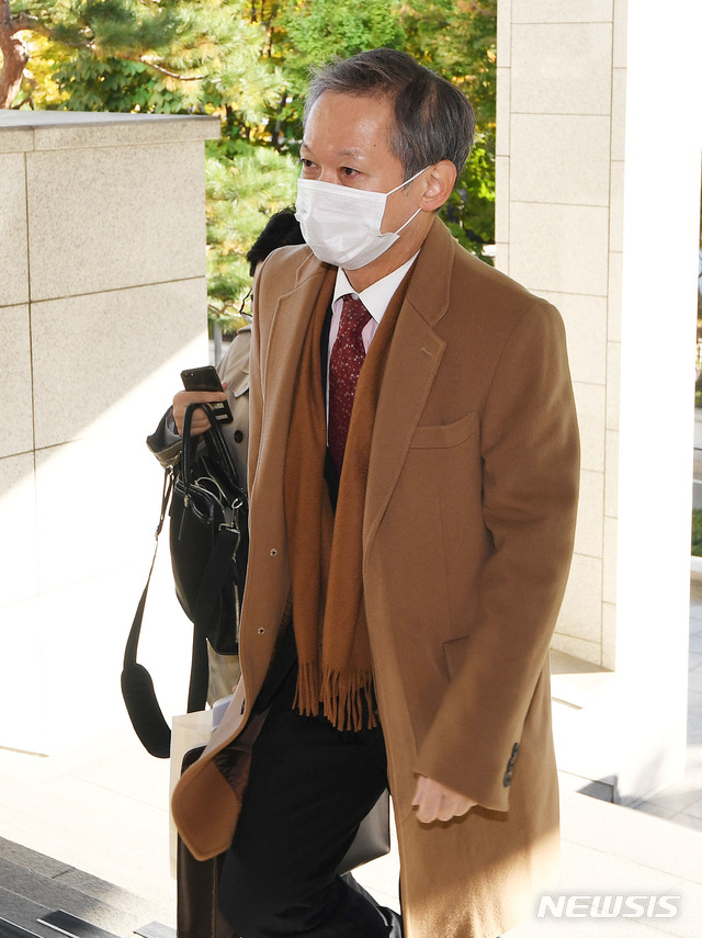 [서울=뉴시스] 박주성 기자 = 다키자키 시게키 일본 외무성 아시아대양주 국장이 29일 이도훈 한반도평화교섭본부장과 면담을 하기 위해 서울 외교부로 들어서고 있다. (공동취재사진) 2020.10.29.&nbsp; photo@newsis.com