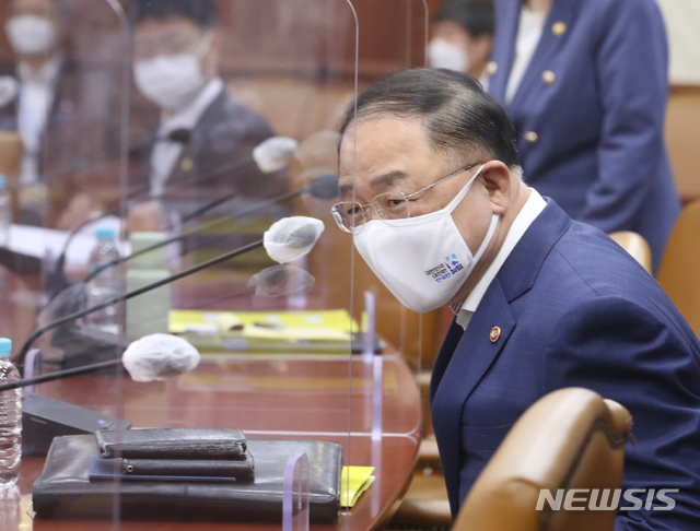 [서울=뉴시스]김명원 기자 = 홍남기 경제부총리 겸 기획재정부 장관이 29일 오전 서울 종로구 정부서울청사에서 열린 현안조정회의에 참석해 자리하며 인사하고 있다. 2020.10.29. kmx1105@newsis.com