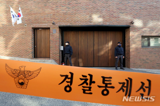 [서울=뉴시스]김병문 기자 = 다스(DAS) 실소유 의혹과 관련해 비자금 횡령 및 삼성 뇌물 혐의로 재판에 넘겨진 이명박 전 대통령의 대법원 선고가 예정된 29일 오전 서울 강남구에 위치한 사저 앞이 삼엄하다. 2020.10.29.&nbsp; dadazon@newsis.com 