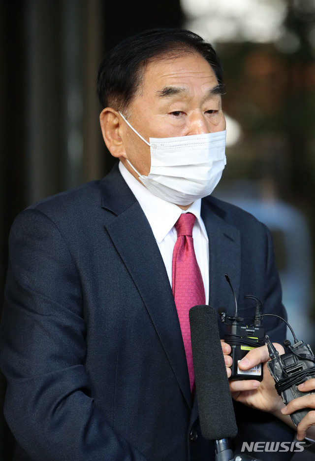 [서울=뉴시스] 고범준 기자 = 다스(DAS) 실소유 의혹과 관련 비자금 횡령 및 삼성 뇌물 혐의로 재판에 넘겨진 이명박 전 대통령이 대법원에서 징역 17년을 확정받은 29일 오전 서울 서초구 대법원 앞에서 이재오 국민의힘 상임고문이 발언을 하고 있다. 2020.10.29.&nbsp; bjko@newsis.com