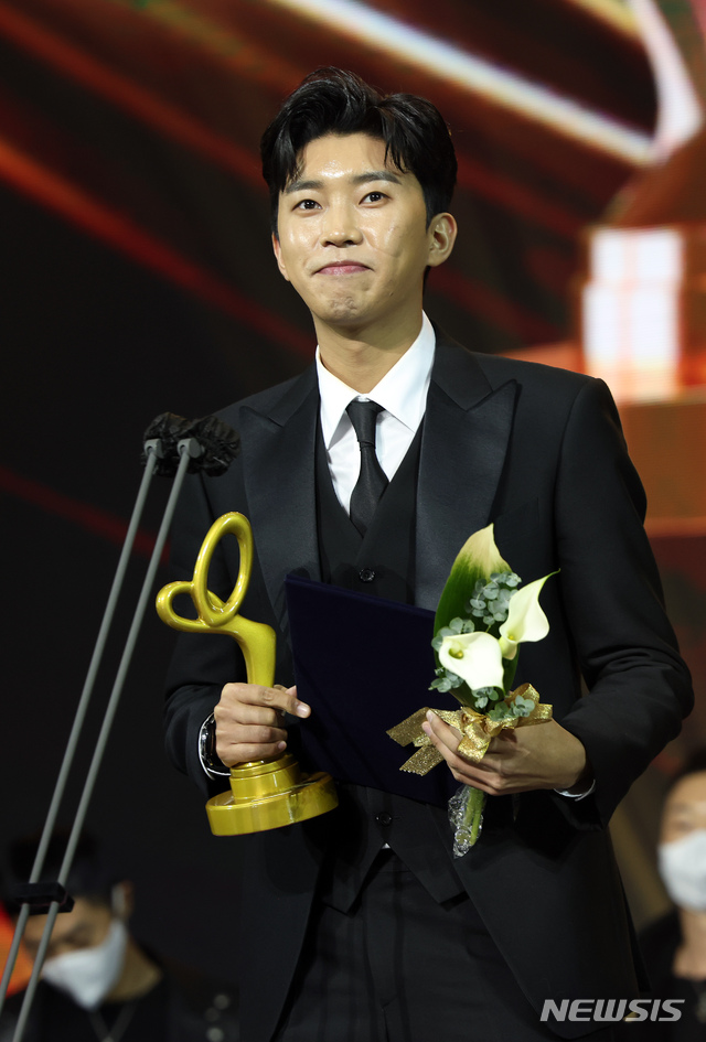 [서울=뉴시스] 고승민 기자 = 지난 28일 서울 경희대학교에서 열린 '2020 대한민국 대중문화예술상' 시상식에서 문체부장관 표창을 수상한 가수 임영웅이 수상소감을 밝히고 있다. (사진=문화체육관광부 제공) 2020.10.29.photo@newsis.com