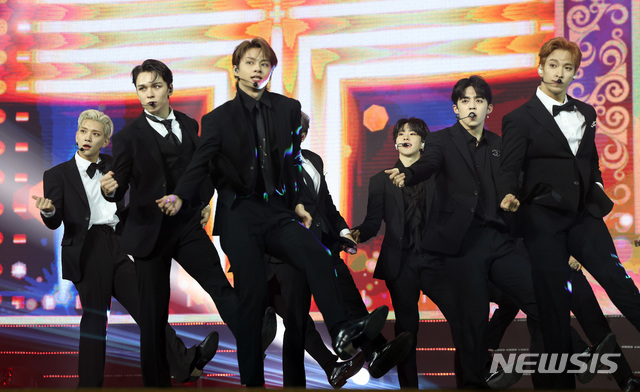 [서울=뉴시스] 고승민 기자 = 지난 28일 서울 경희대학교에서 열린 '2020 대한민국 대중문화예술상' 시상식에서 세븐틴이 축하공연을 하고 있다. (사진=문화체육관광부 제공) 2020.10.29.photo@newsis.com