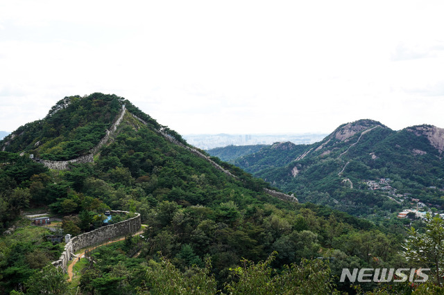 [서울=뉴시스] 내달 1일부터 지난 1968년 ‘1·21사태’ 이후 일반인의 출입이 제한되었던 청와대 뒤편 북악산 북측면이 둘레길로 조성돼 52년 만에 시민에게 개방된다. 새로 개방된 한양도성 우측면. (사진=청와대 경호처 제공) 2020.10.29. photo@newsis.com