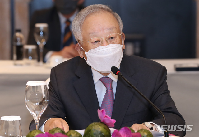 [서울=뉴시스] 이영환 기자 = 손경식 한국 경영자총협회(경총) 회장이 29일 오전 서울 종로구 포시즌스호텔에서 열린 주한 ASEAN 대사단 초청 경총 회장단 간담회에 참석해 인사말을 하고 있다 . 2020.10.29. 20hwan@newsis.com