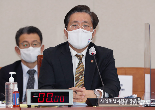 [서울=뉴시스] 김진아 기자 = 성윤모 산업통상자원부 장관. (사진=뉴시스DB) 2020.10.29. photo@newsis.com