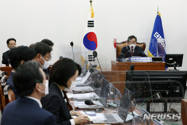[서울=뉴시스]김선웅 기자 = 더불어민주당 이낙연 대표가 29일 오후 서울 여의도 국회에서 열린 정책 의원총회를 주재하고 있다. (공동취재사진) 2020.10.29. photo@newsis.com