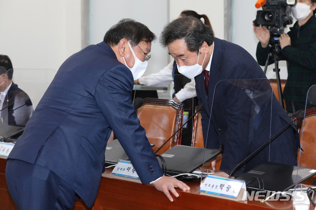 [서울=뉴시스]김선웅 기자 = 더불어민주당 이낙연 대표가 29일 오후 국회에서 열린 제19차 온택트 의원총회에서 김태년 원내대표와 대화를 나누고 있다. (공동취재사진) 2020.10.29.&nbsp; photo@newsis.com