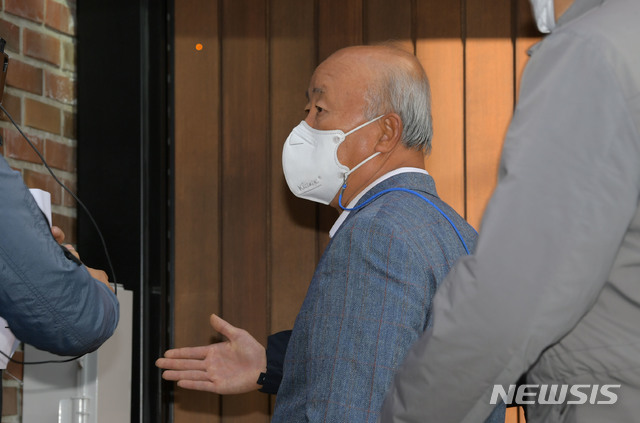 [서울=뉴시스] 김병문 기자 = 회사 자금을 횡령하고 삼성 등에서 거액의 뇌물을 챙긴 혐의로 재판에 넘겨진 이명박 전 대통령의 대법원 선고일인 29일 류우익 전 비서실장이 서울 강남구 논현동 이명박 전 대통령의 자택으로 들어가고 있다. (공동취재사진) 2020.10.29.&nbsp; photo@newsis.com 