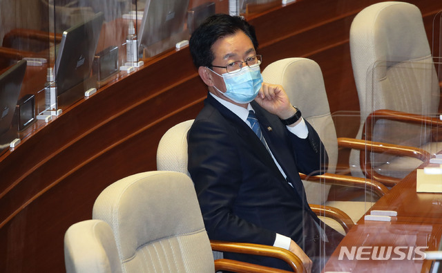 [서울=뉴시스] 김진아 기자 = 정정순 더불어민주당 의원이 29일 오후 서울 여의도 국회에서 열린 본회의에 참석하고 있다. (공동취재사진) 2020.10.29. photo@newsis.com