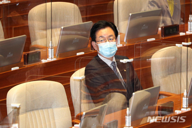 [서울=뉴시스]김선웅 기자 = 정정순 더불어민주당 의원에 대한 체포동의안 표결이 예정된 29일 오후 정 의원이 서울 여의도 국회 본회의장에서 동료 의원들과 대화를 하고 있다. (공동취재사진) 2020.10.29. photo@newsis.com