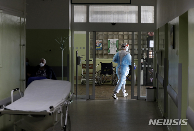 [키요프=AP/뉴시스] 지난달 25일(현지시각) 체코 프라하의 한 병원이 정기검진을 위해 내원한 임산부에게 낙태 시술을 행했다고 CNN 프리마 뉴스 등이 보도했다. (*본문과 관련 없는 사진) 2024.04.01.